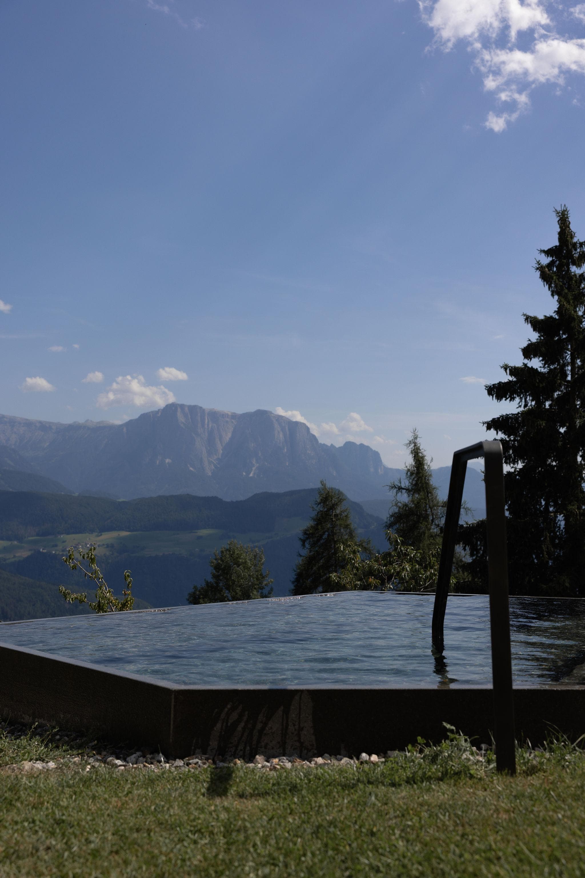 After skiing, enjoy a panoramic sauna session.