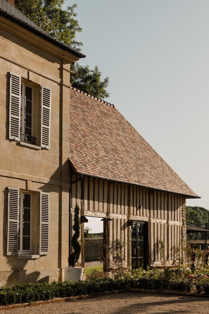 Depuis l'extérieur, on admire la bâtisse typiquement normande.