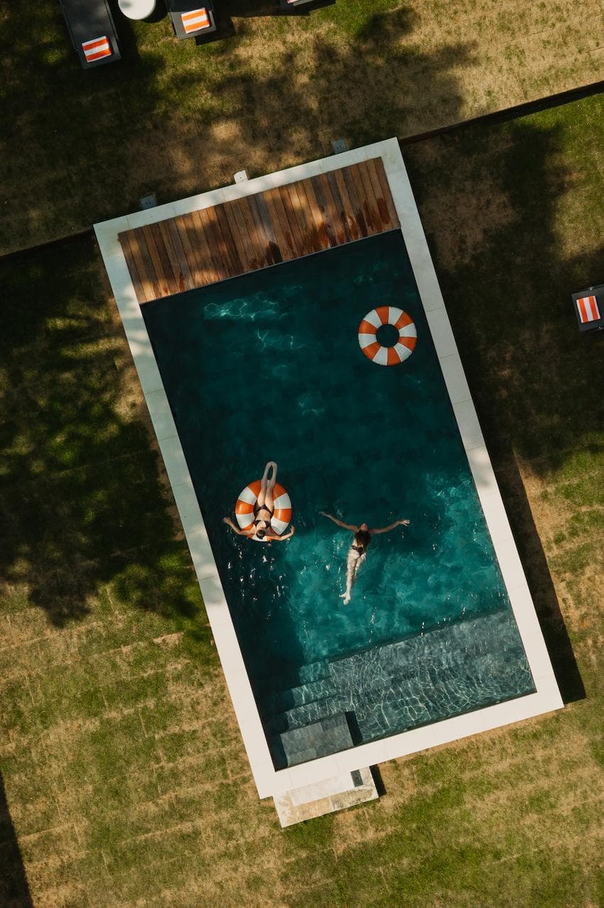Session piscine dès que le soleil pointe le bout de son nez.