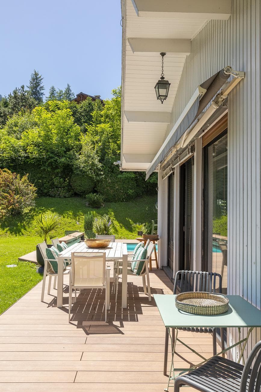 The garden of Chalet Soleil Blanc in the height of summer.