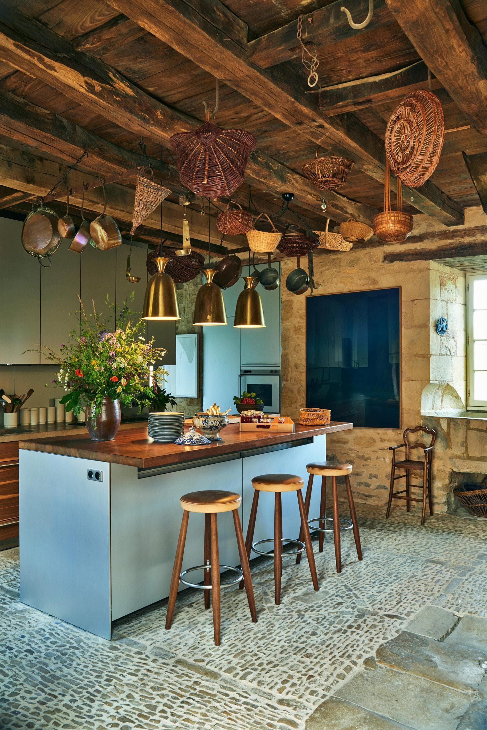 La cuisine moderno-rustique du Château de la Bourlie.