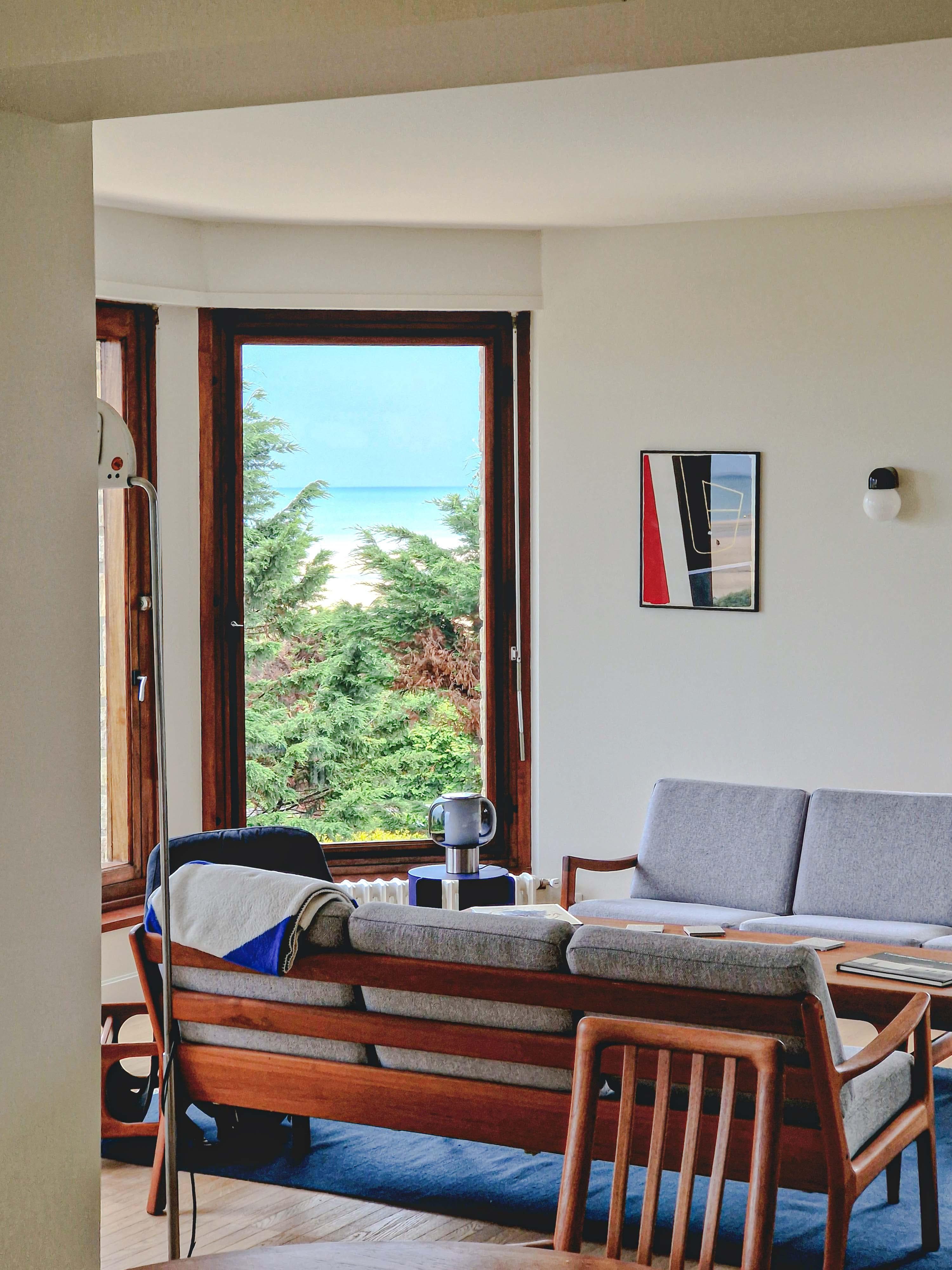 Le salon et sa vue panoramique sur la mer.