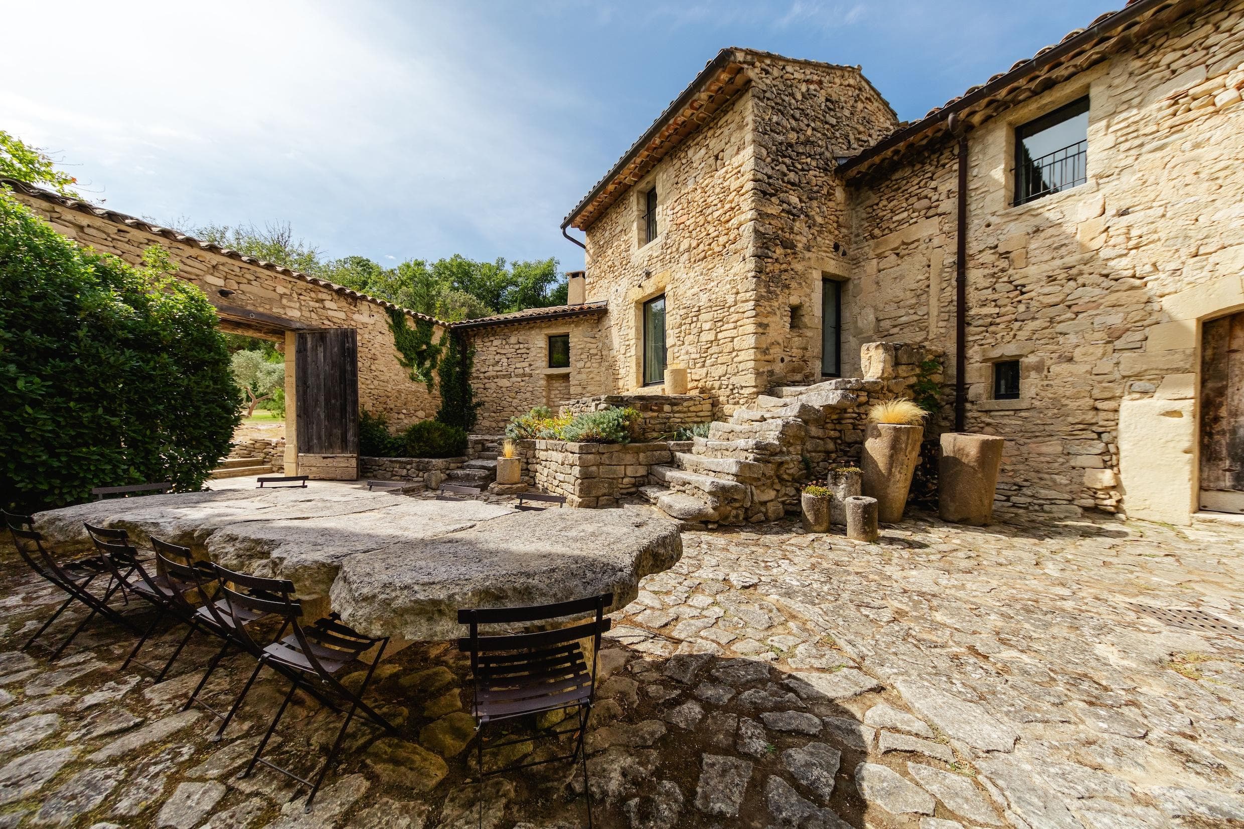 La cour aux faux airs de hameau moyenâgeux.