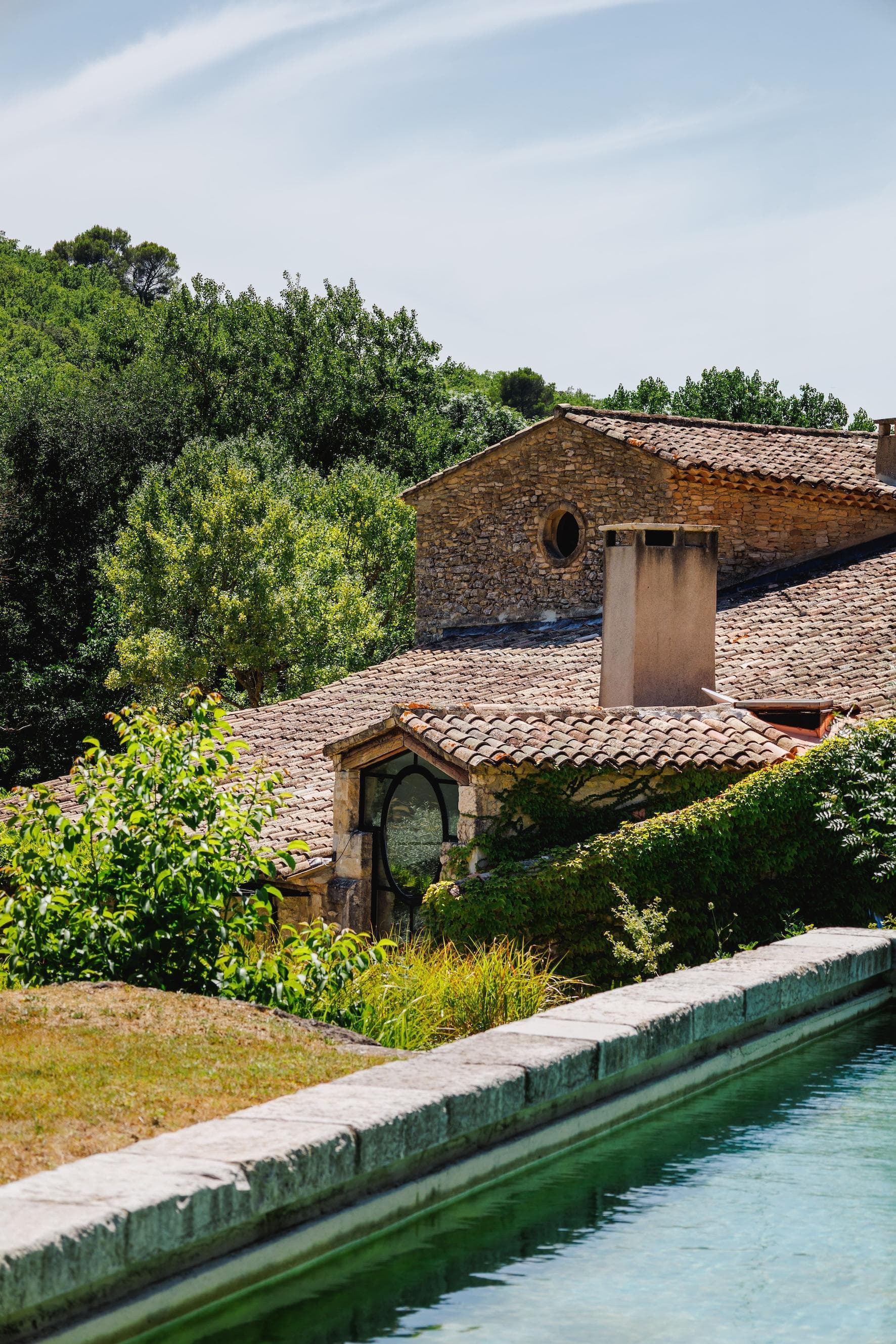 Charme brut des pierres provençales.