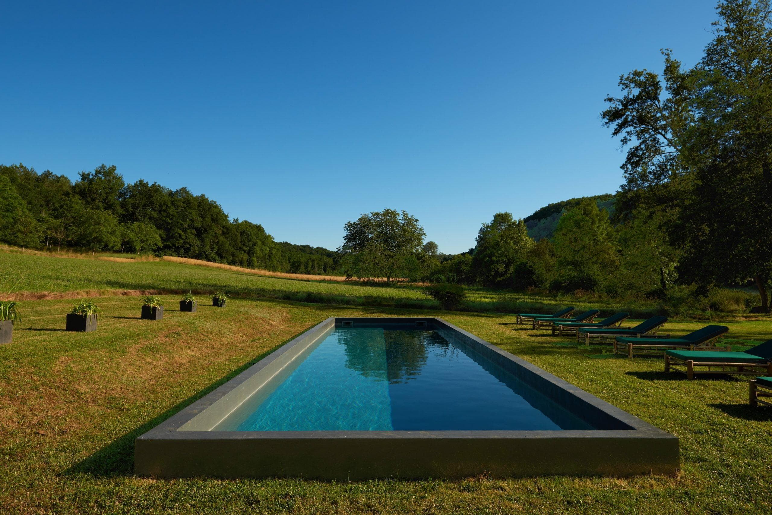 Magnifique vue sur la piscine et les champs qui l'entourent
