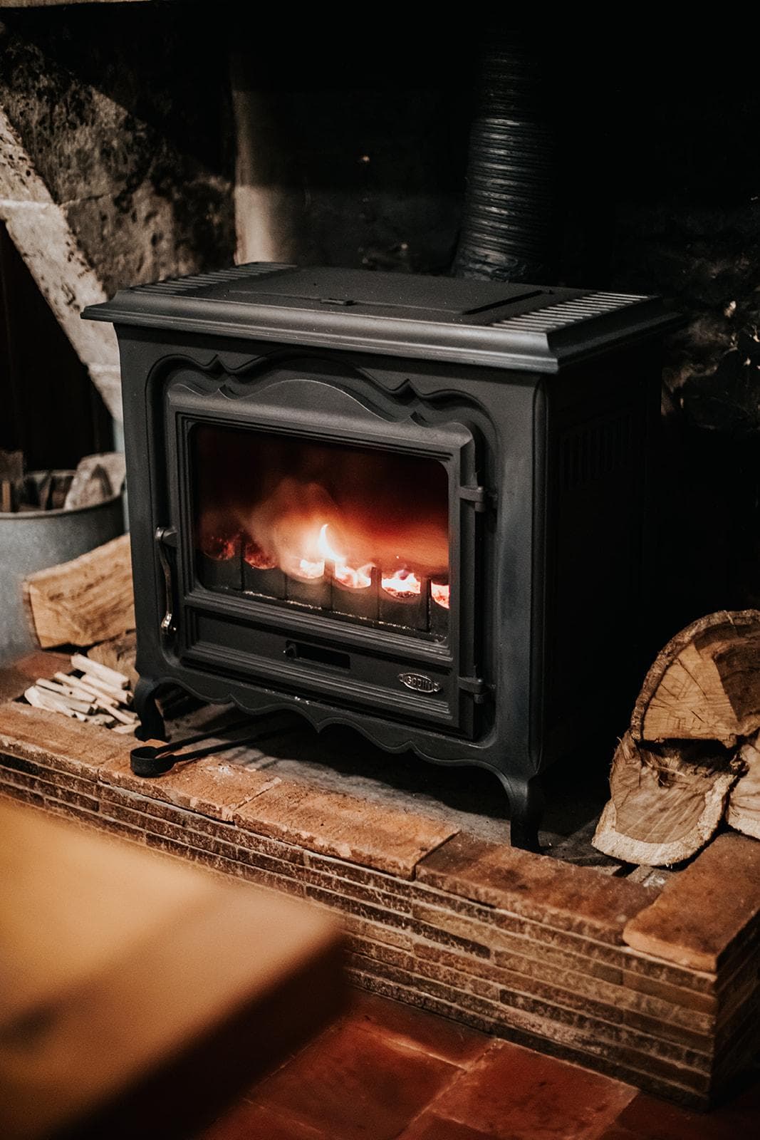Après une journée passée à explorer le Périgord, on se réchauffe au coin du poêle. © Emilie Soler