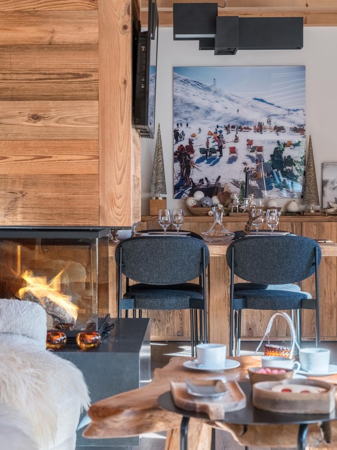 In the morning, we have breakfast by the fireplace.