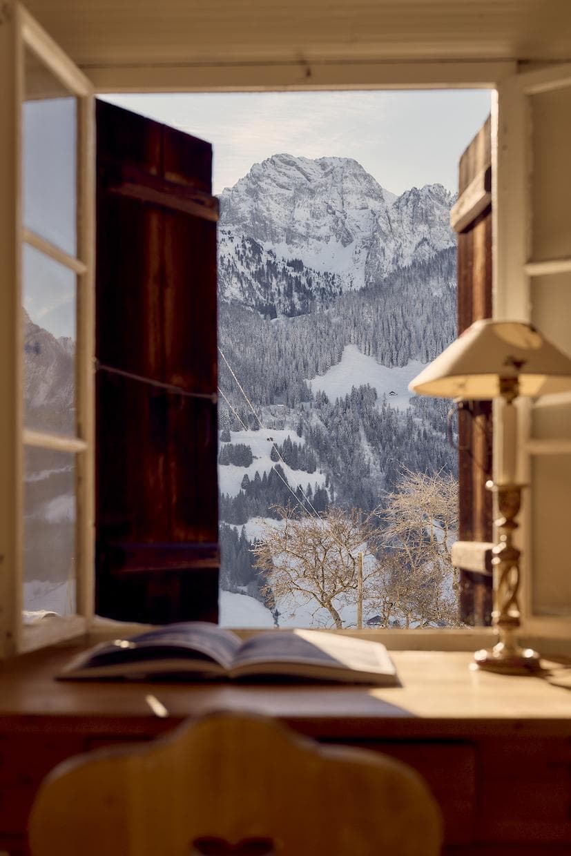 From the chalet, one can admire the mountain summits.
