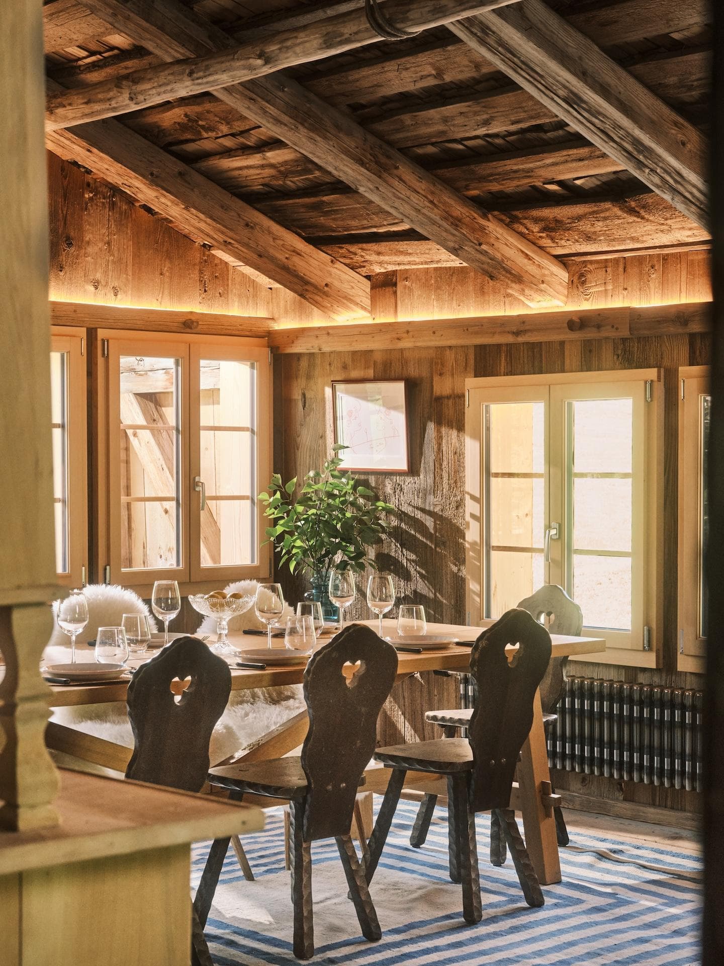Le charmant salon à la décoration alpine.
