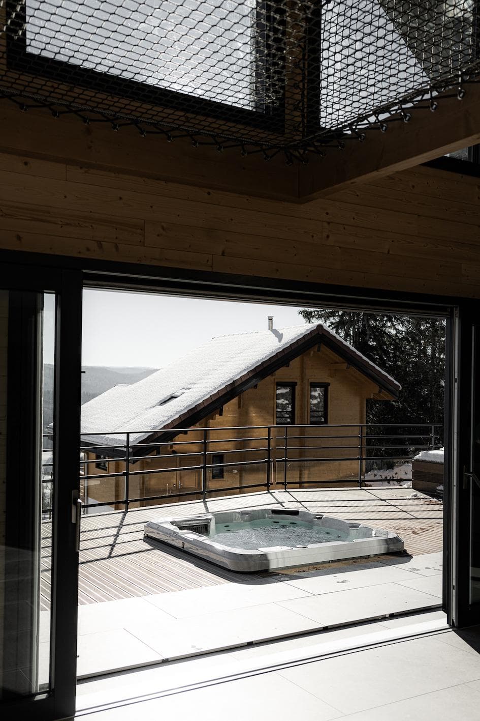 The outdoor hot tub. © Marika Godin