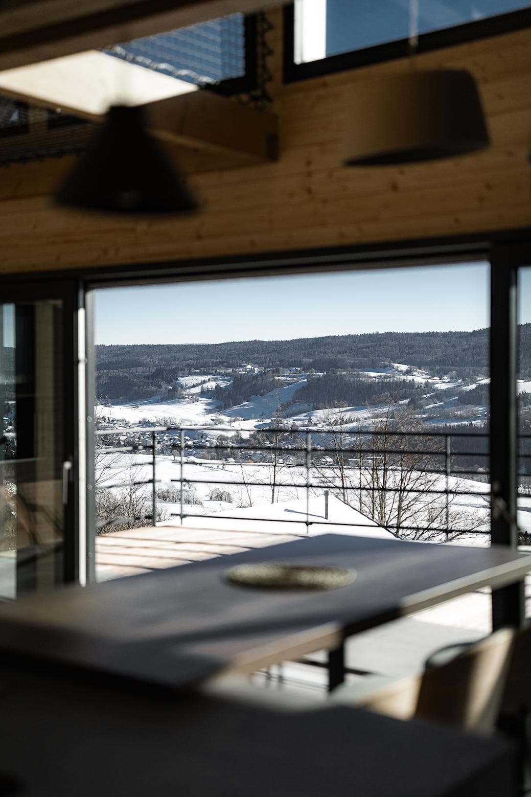 From the chalet, you can take in the views of nature and the peaks. © Marika Godin