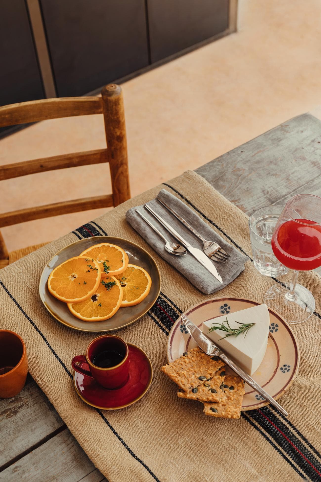 In the morning, we have breakfast in the shade of the olive trees. © Alex Reyto