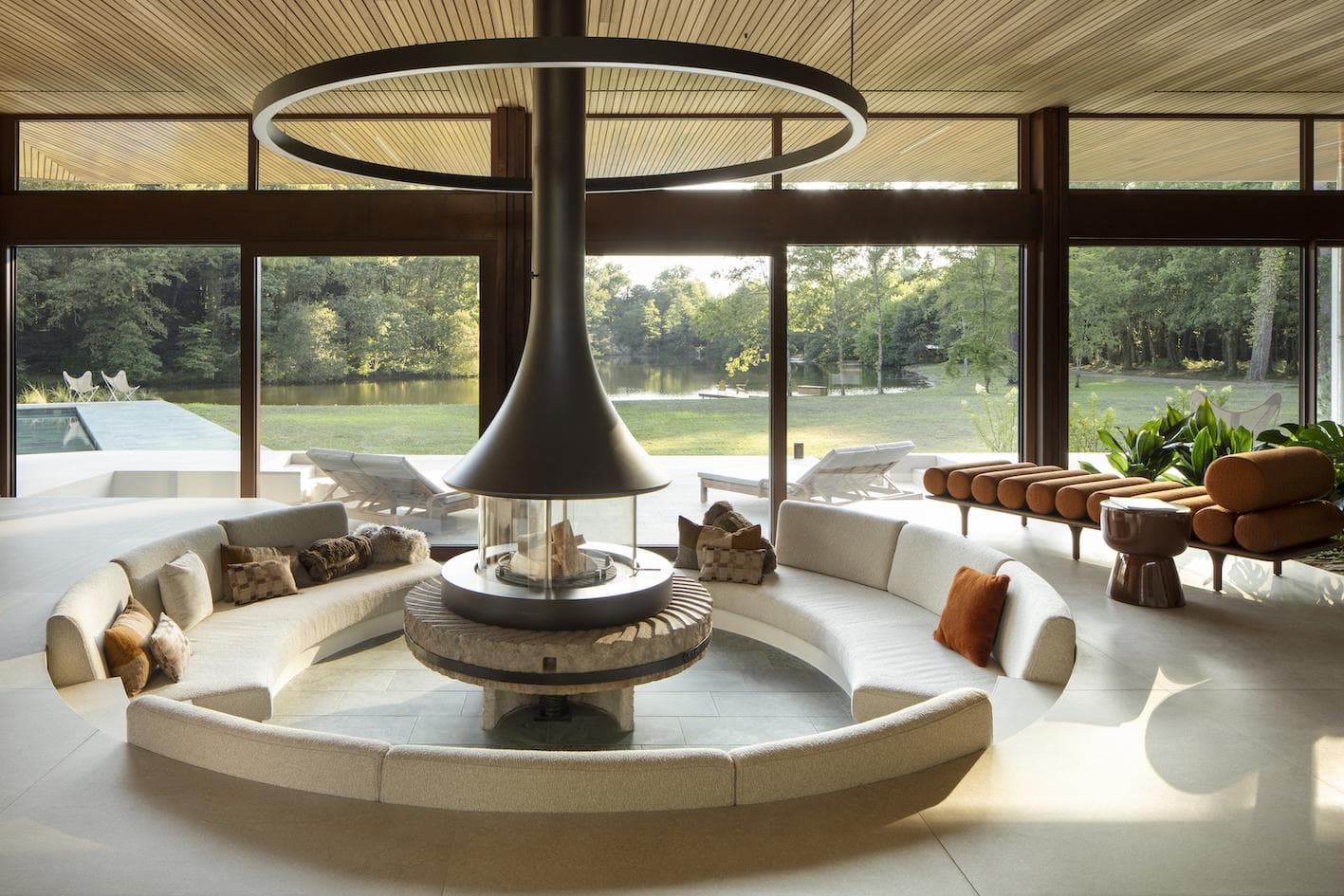 The heart of the villa: the living room and its central fireplace. © Thomas Liaunet