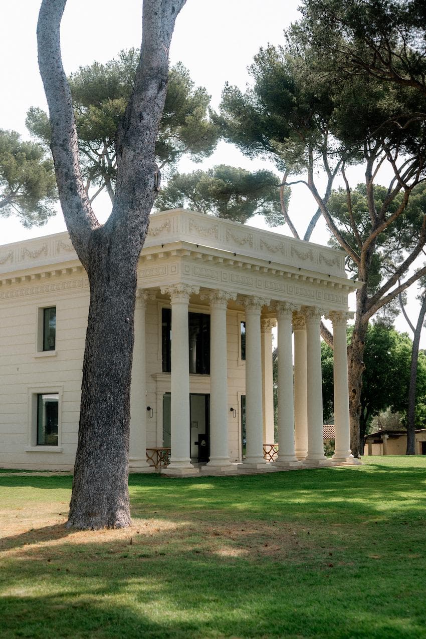 The highlight of La Corniche is the Greco-Roman-inspired temple. © Claire Penot