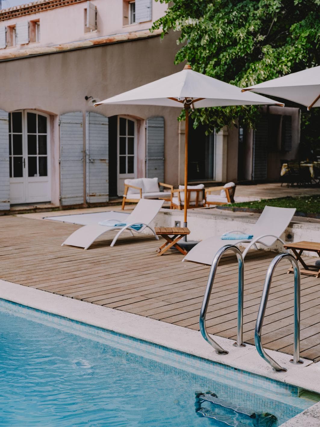Relaxing by the pool. © Pertusato