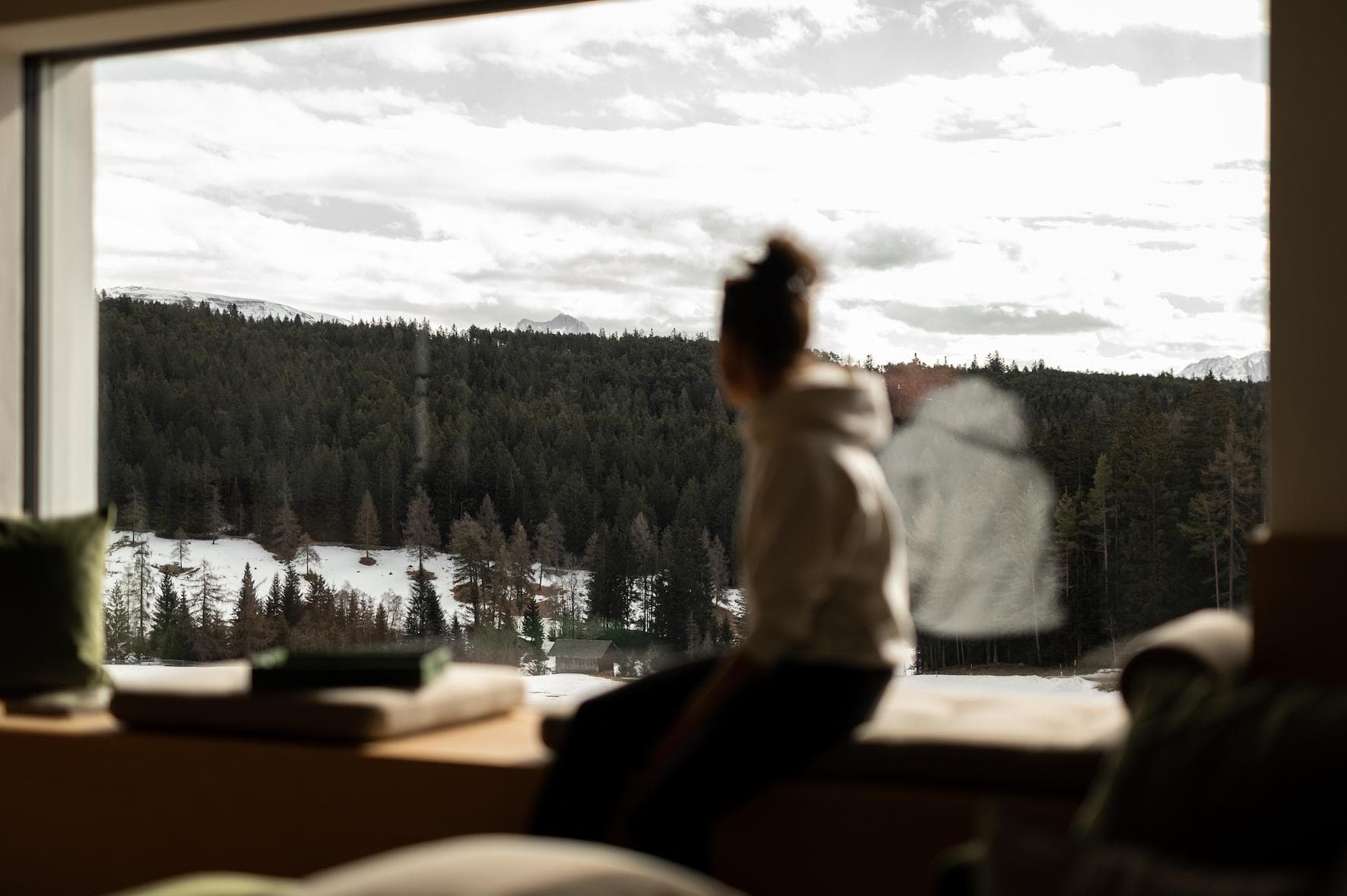 Thanks to the large windows, you can admire the natural surroundings. © Patrick Schwienbacher