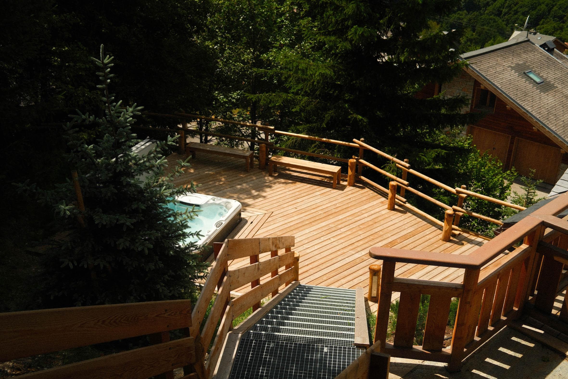 You can enjoy the outdoor hot tub in any weather.