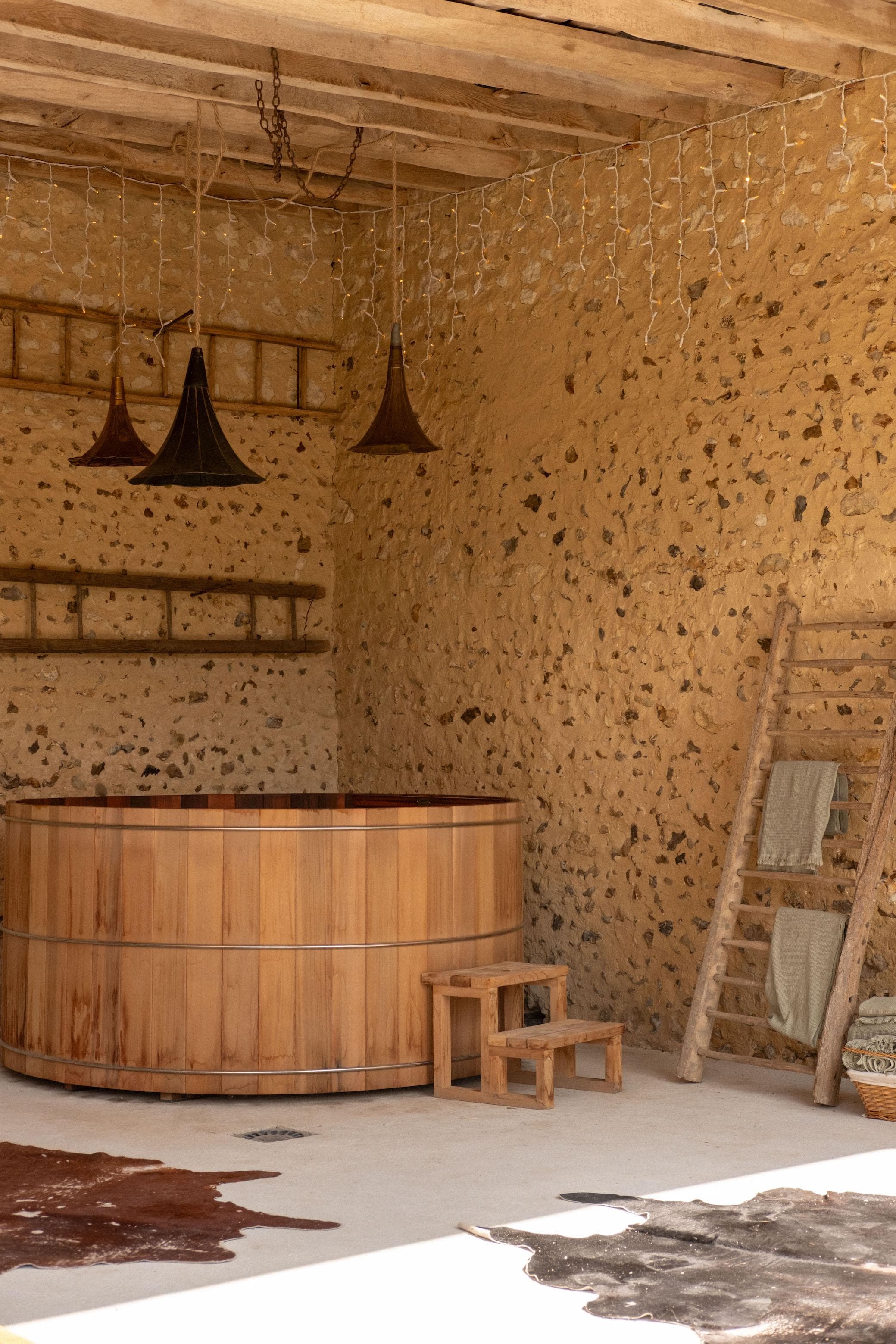 The Nordic bath where you can warm up while admiring the landscape. © Laura Strauss