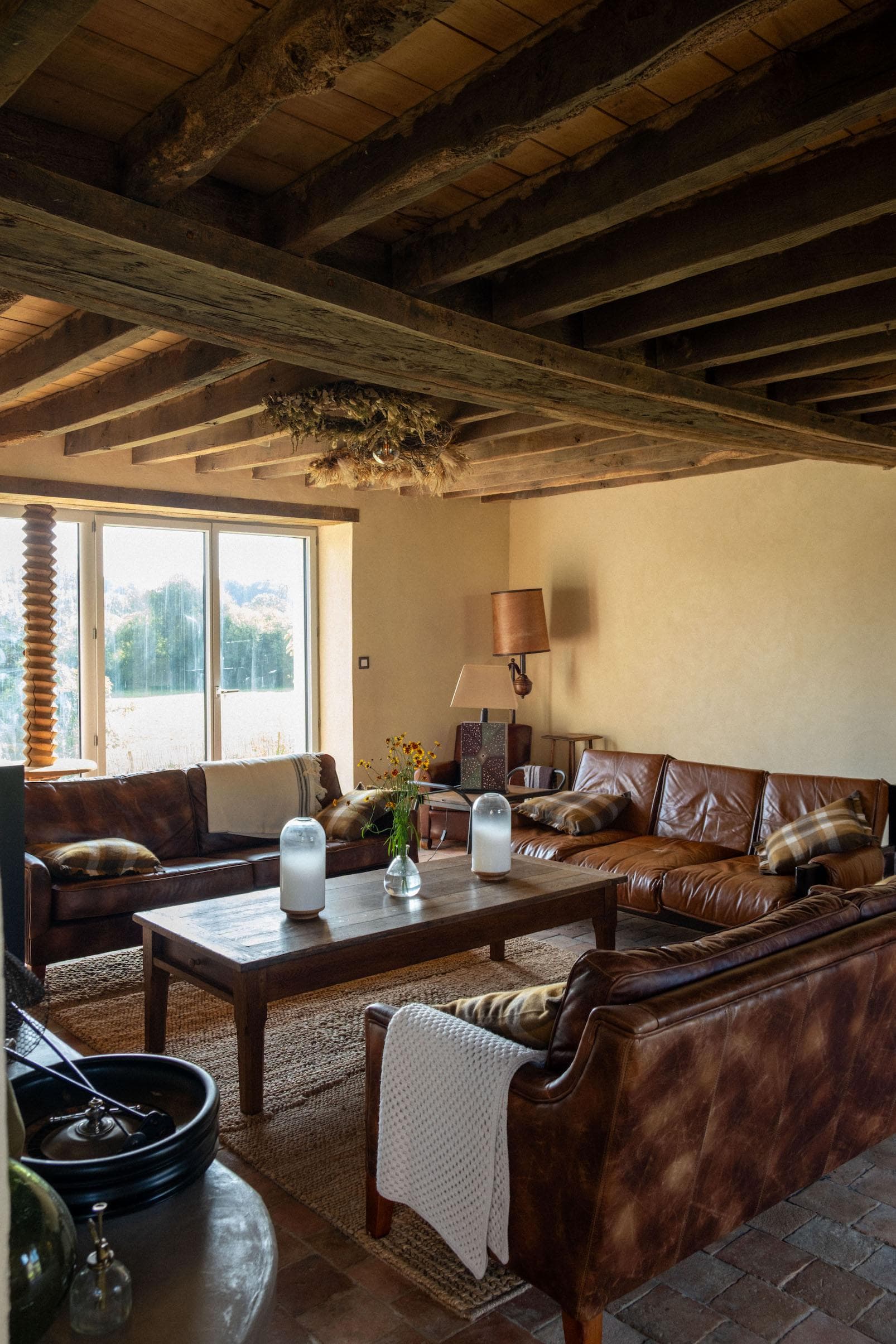 The subtly retro living room. © Laura Strauss