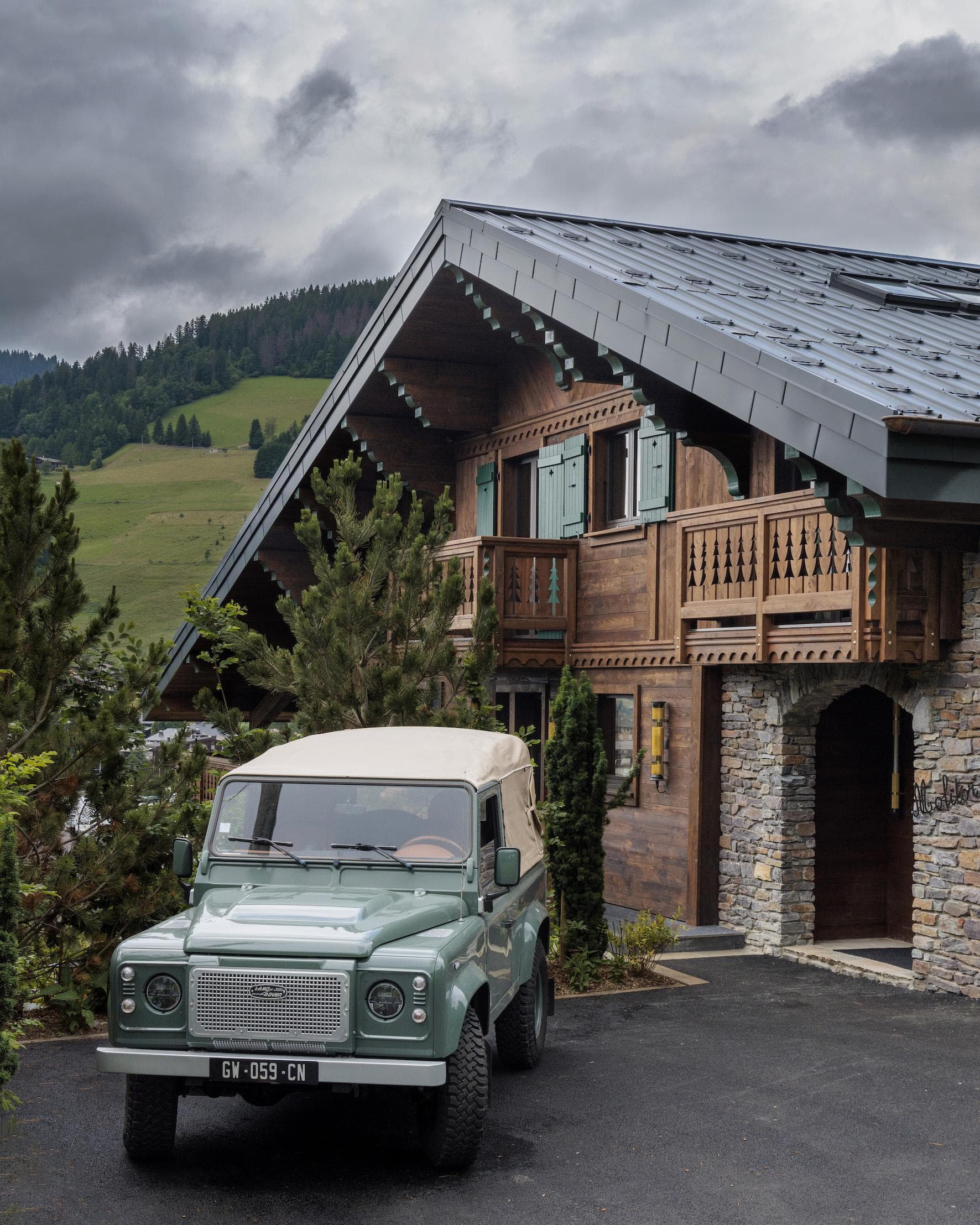 View of the facade of Chalet Molitor.