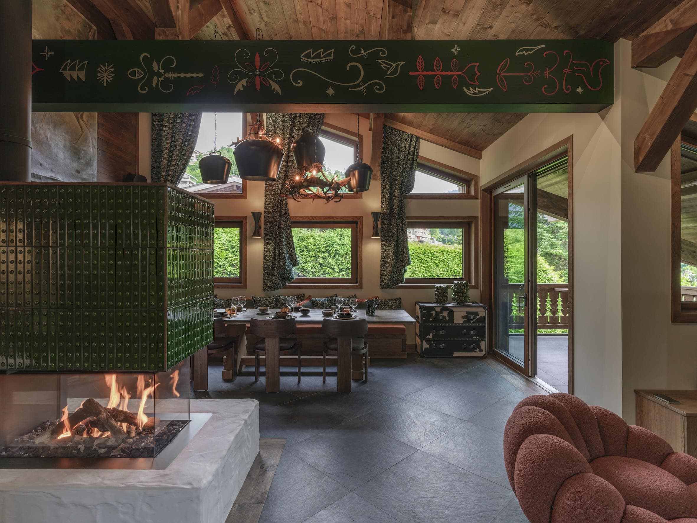 Central fireplace in the living room of Chalet Molitor in Megève, a stylish and welcoming living space.