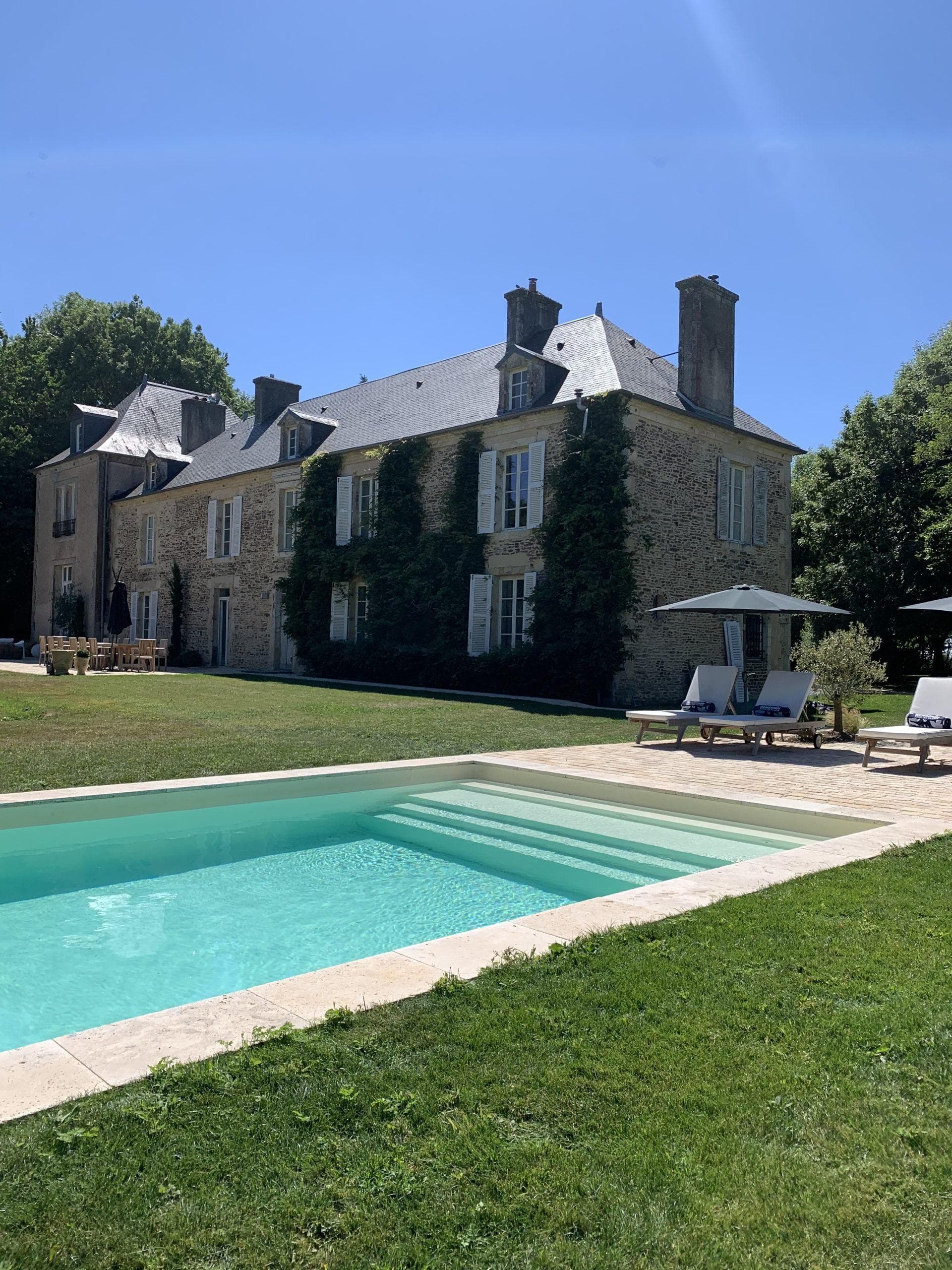 vue sur la piscine et la maison