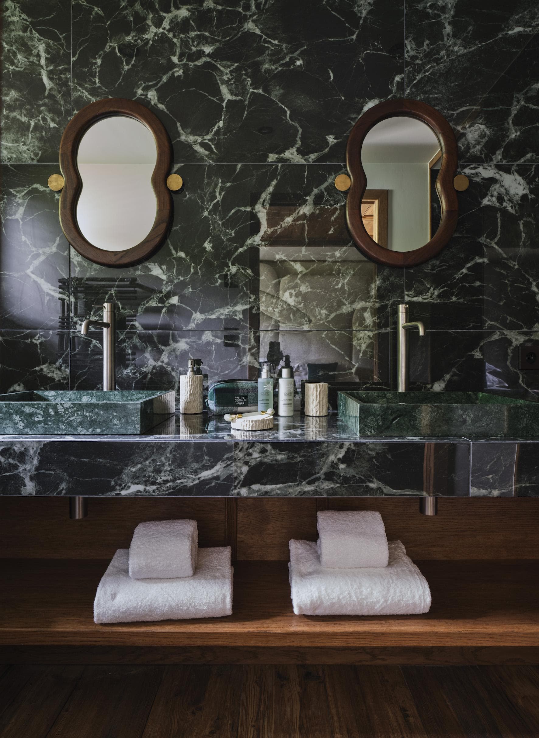 L'une des très belles salles de bains en marbre. © Guillaume Grasset