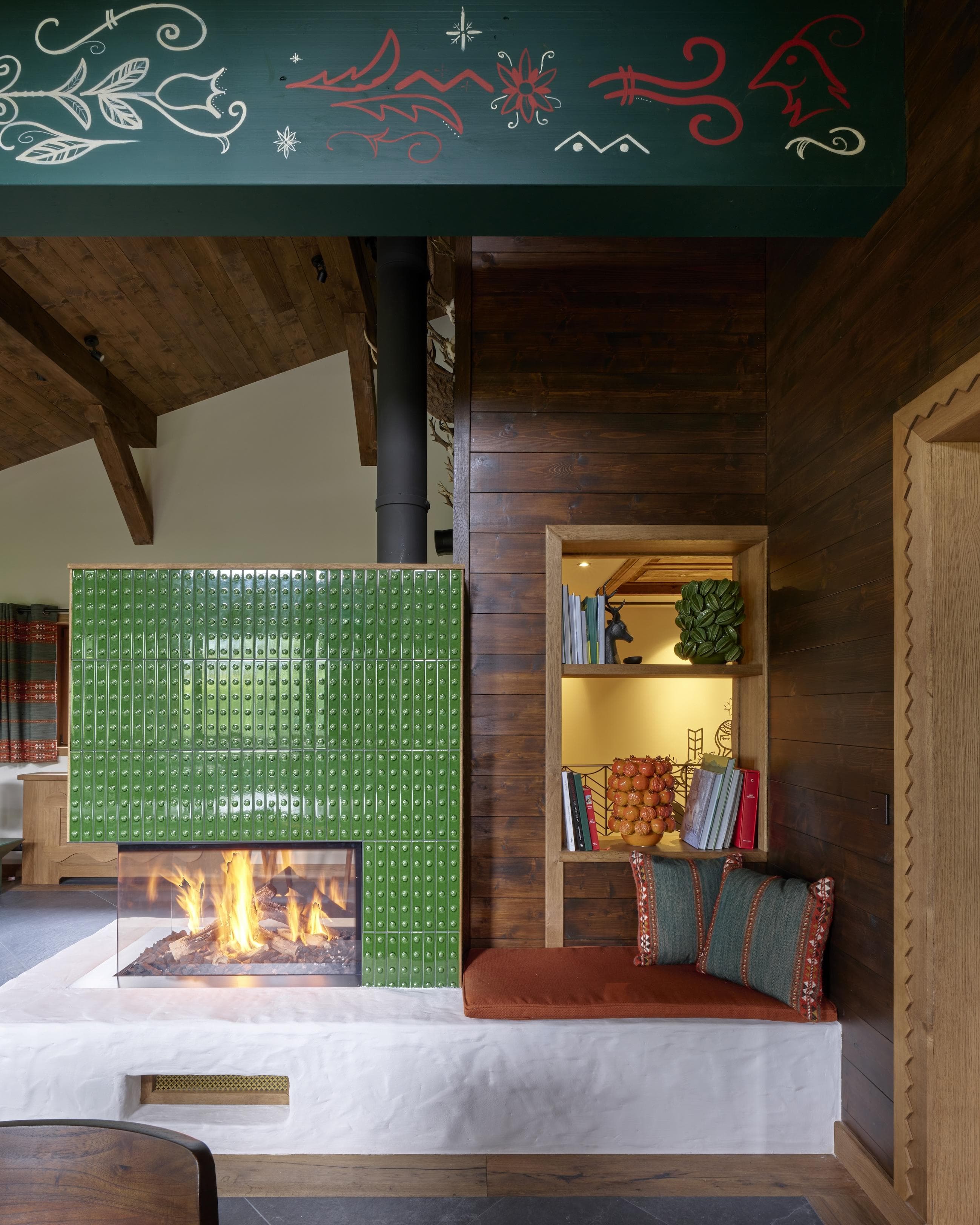 La pièce maîtresse du chalet, la très belle cheminée. © Guillaume Grasset