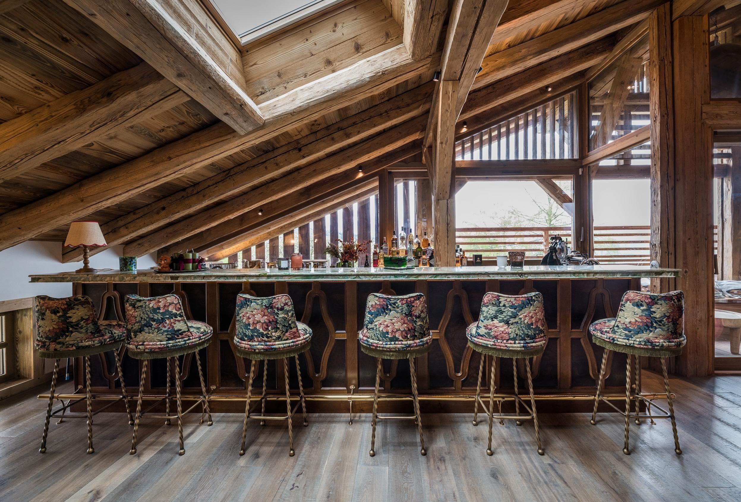 Le très beau bar du chalet. © David Machet