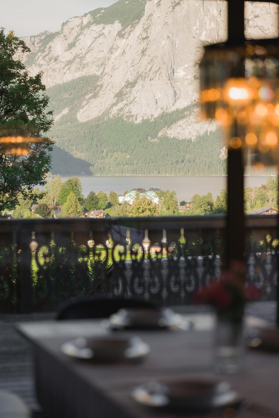 Depuis la terrasse, on admire les sommets. © Karl Steinegger