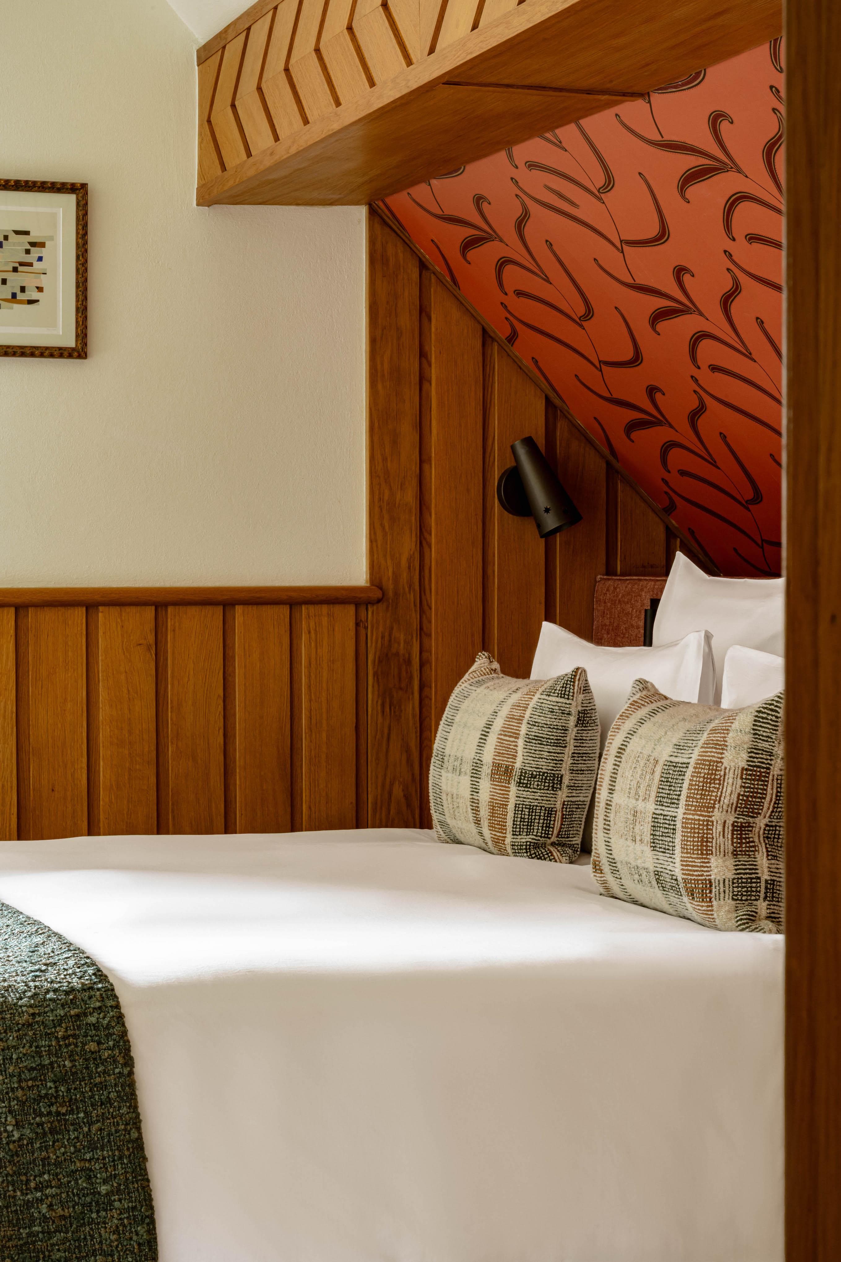 Luxurious bedroom at Chalet Le Sarto, blending contemporary style with high-end hotel amenities for an uncompromising alpine experience.
