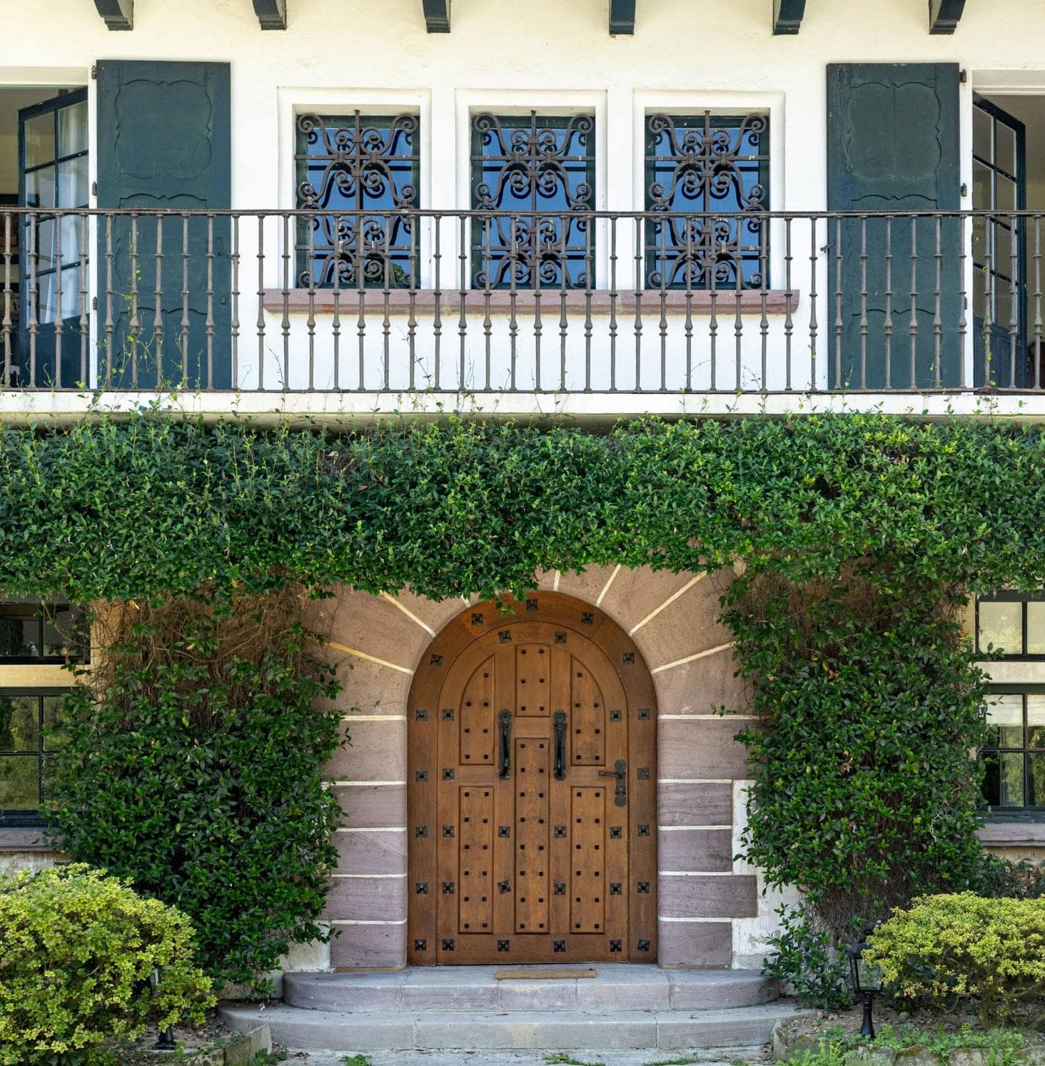 Villa Iratz Alda : l’entrée qui impose le style basque dès le premier pas.