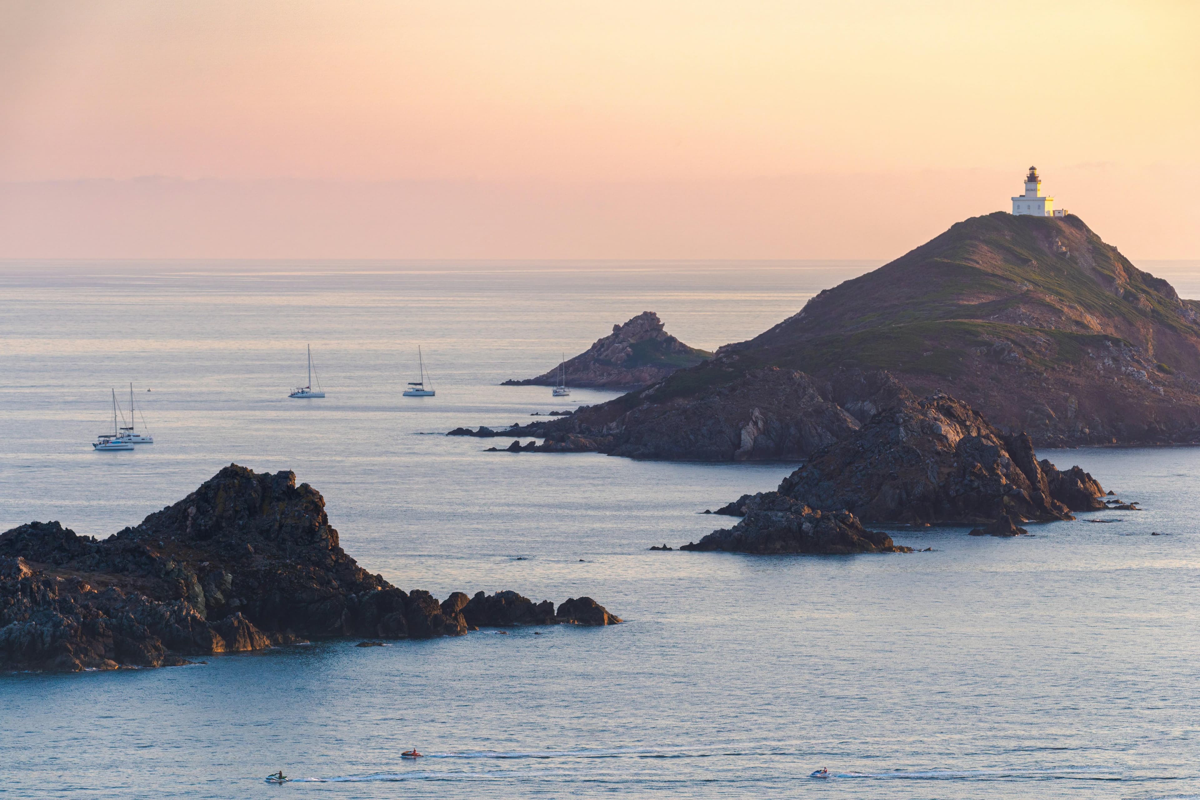 Torre Genovese di Parata, sur la Route des Sanguinaires à Ajaccio, offre un panorama spectaculaire sur la mer turquoise et les îles du golfe. © Petr Slovacek