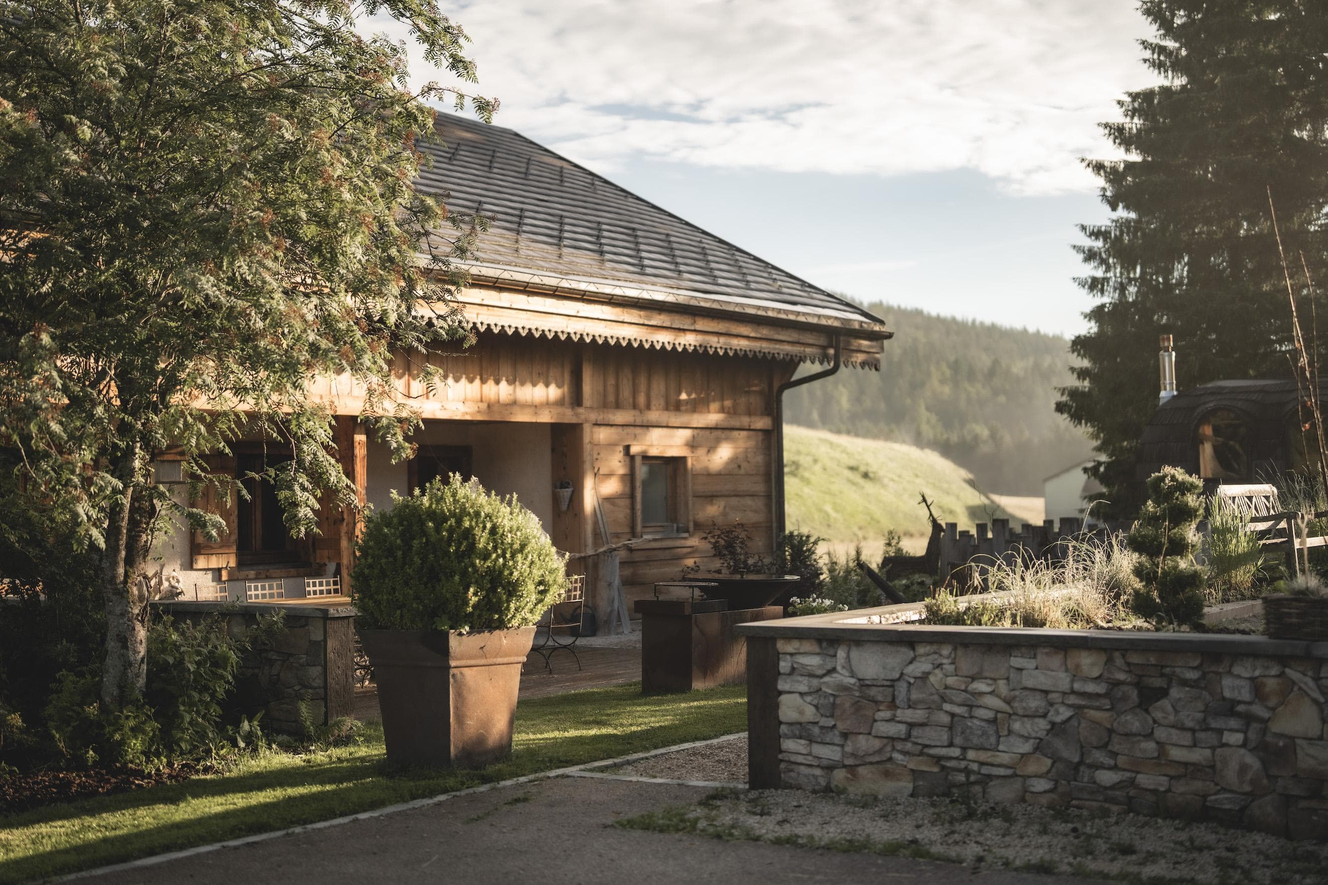 Le Moulin des Scies Neuves, refuge design ancré au cœur des plaines du Jura.