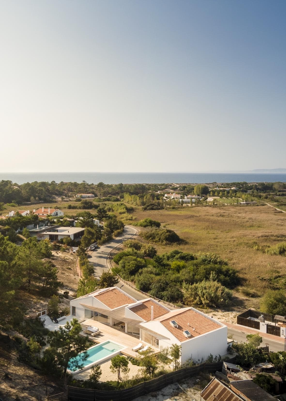 A 15-minute walk away, guests can enjoy the ocean. © Fernando Guerra