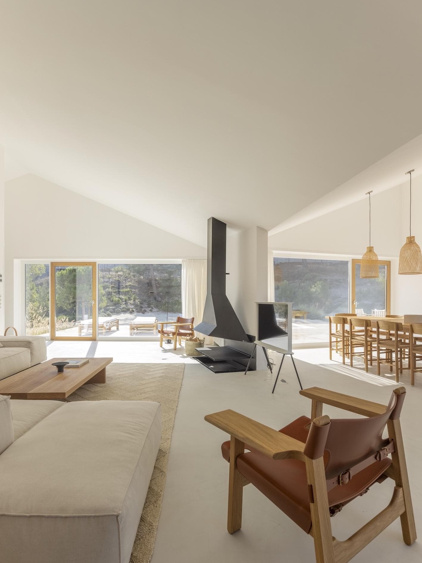 In interiors, white reigns supreme. © Fernando Guerra