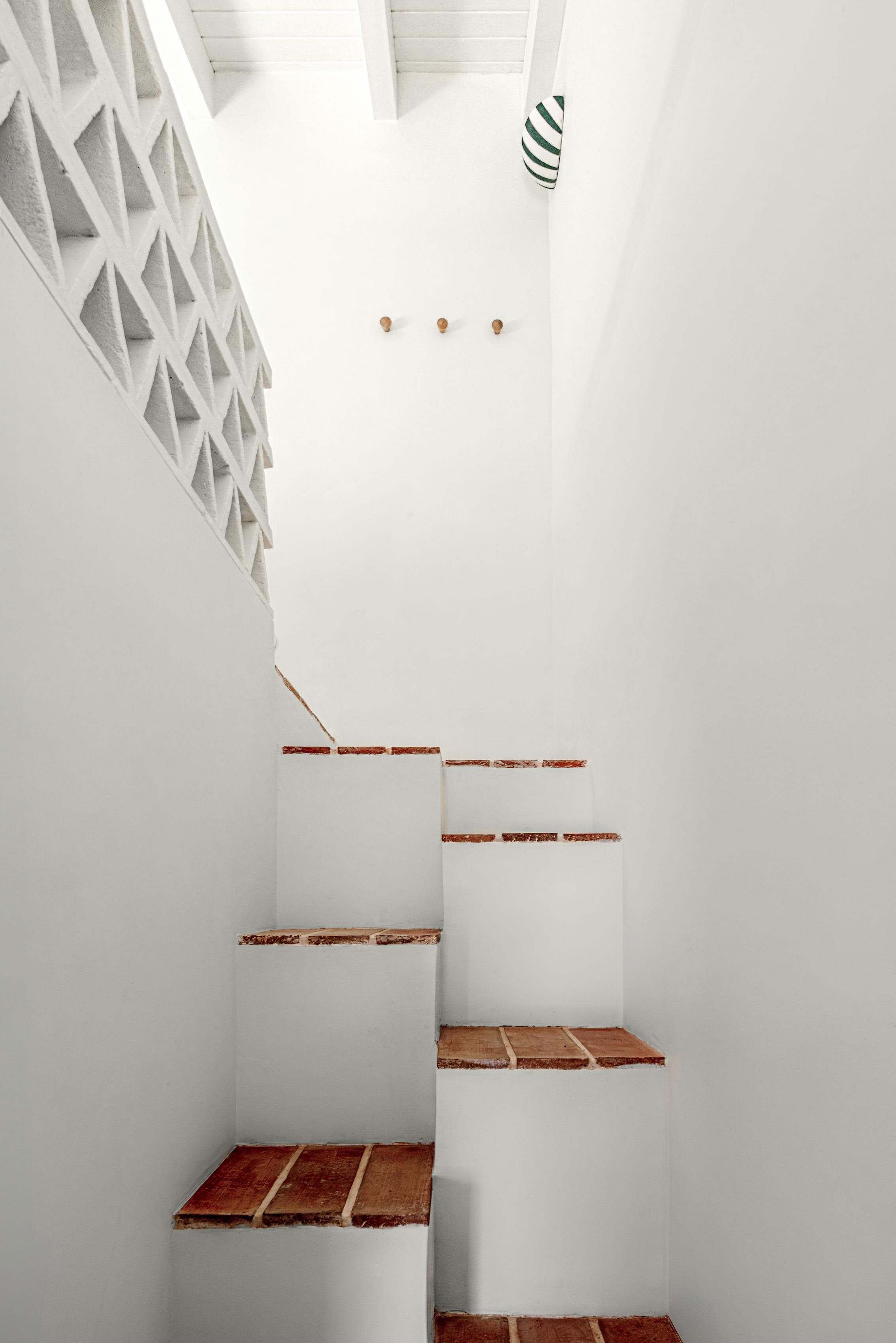 Inside the small house, you will find beautiful materials and minimalist decor.