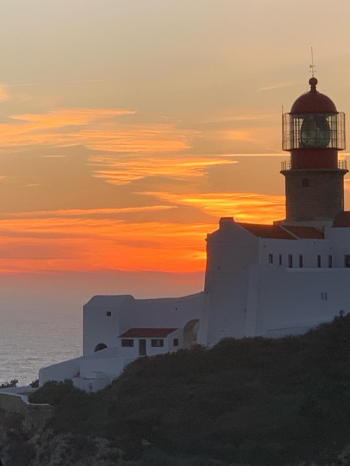 When evening comes, we go for a picnic on the beach and admire the sunset.