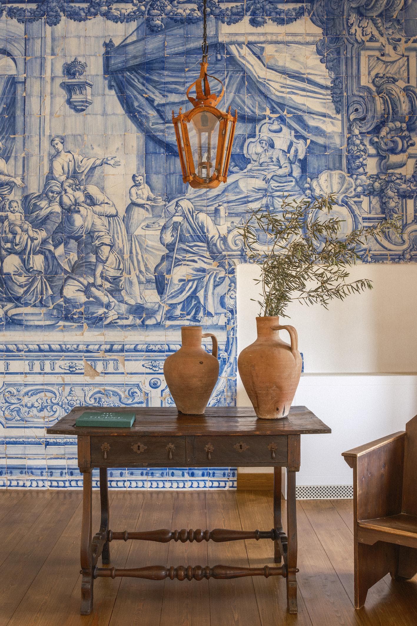 The exquisite azulejo panel by Policarpo de Oliveira Bernardes.