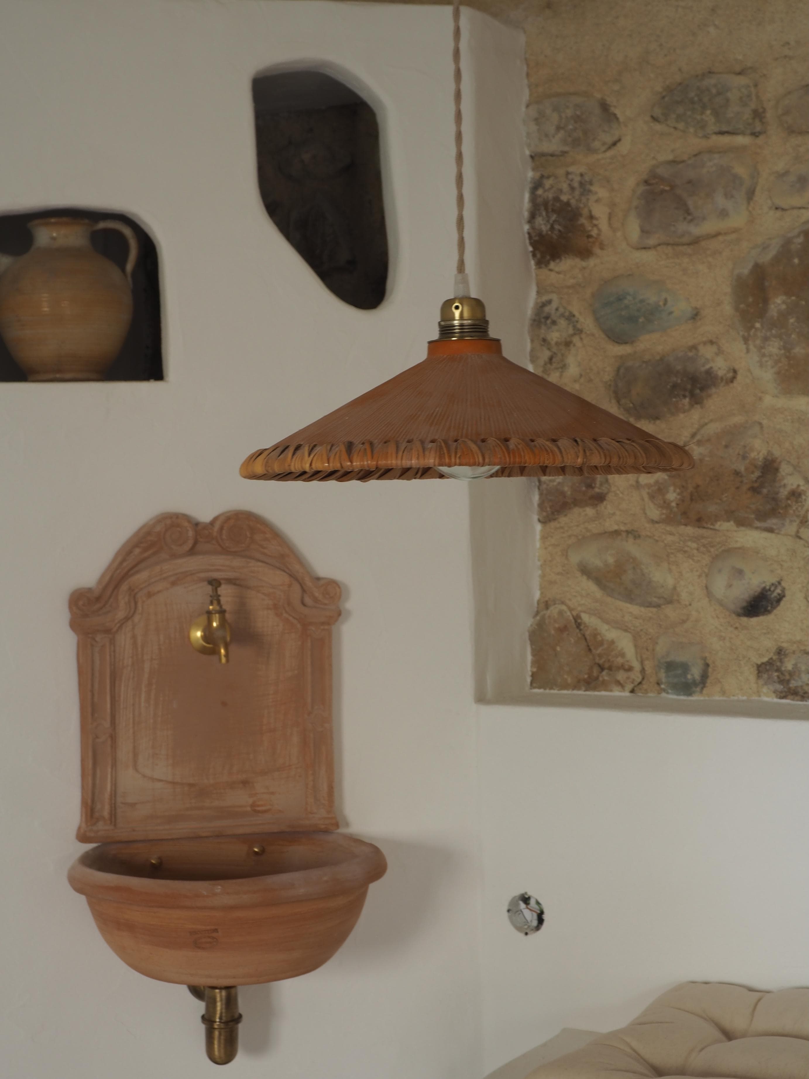 Inside, raw and natural materials. © Vé Studio