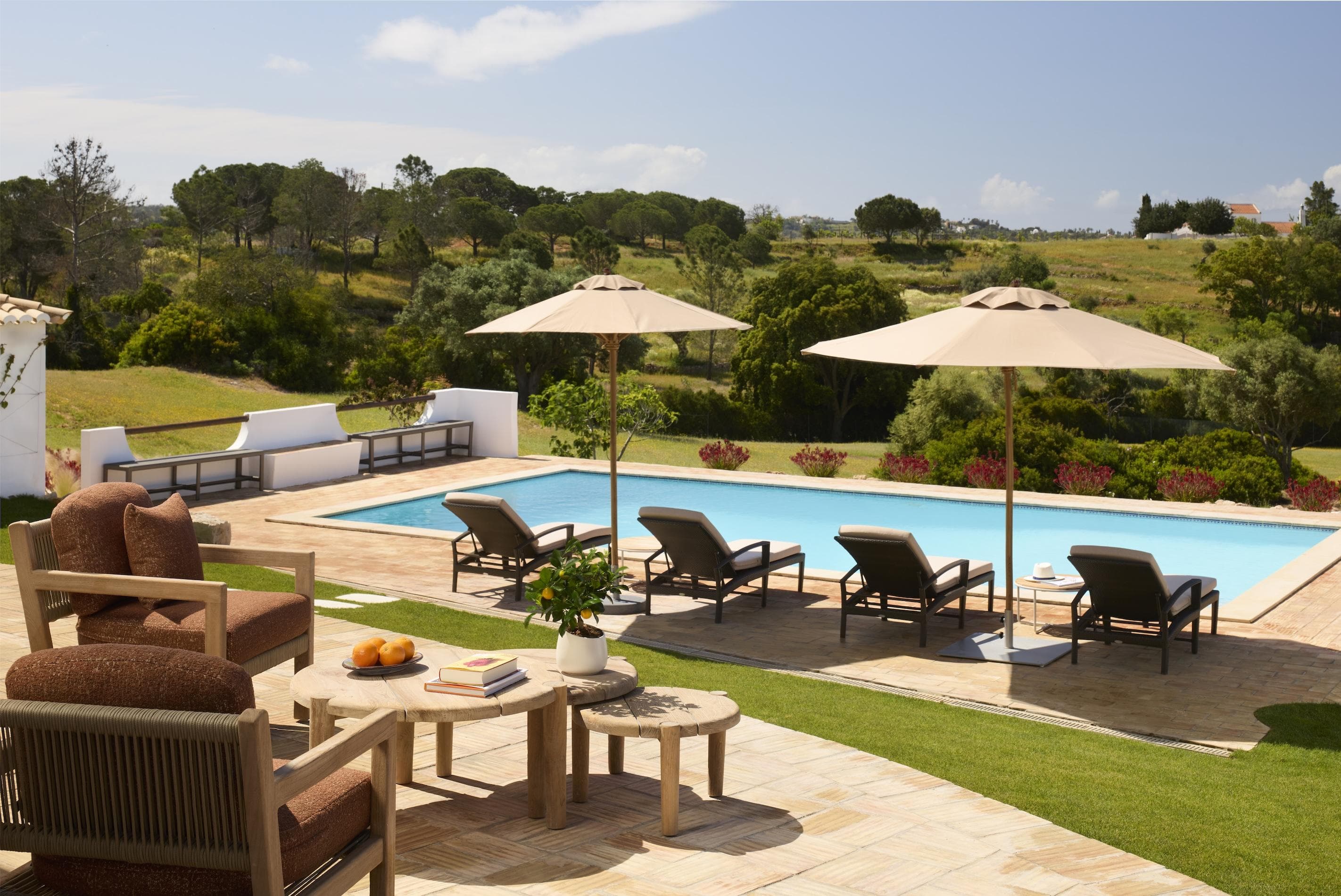 The signature swimming pool at Casa Rosa dos Ventos