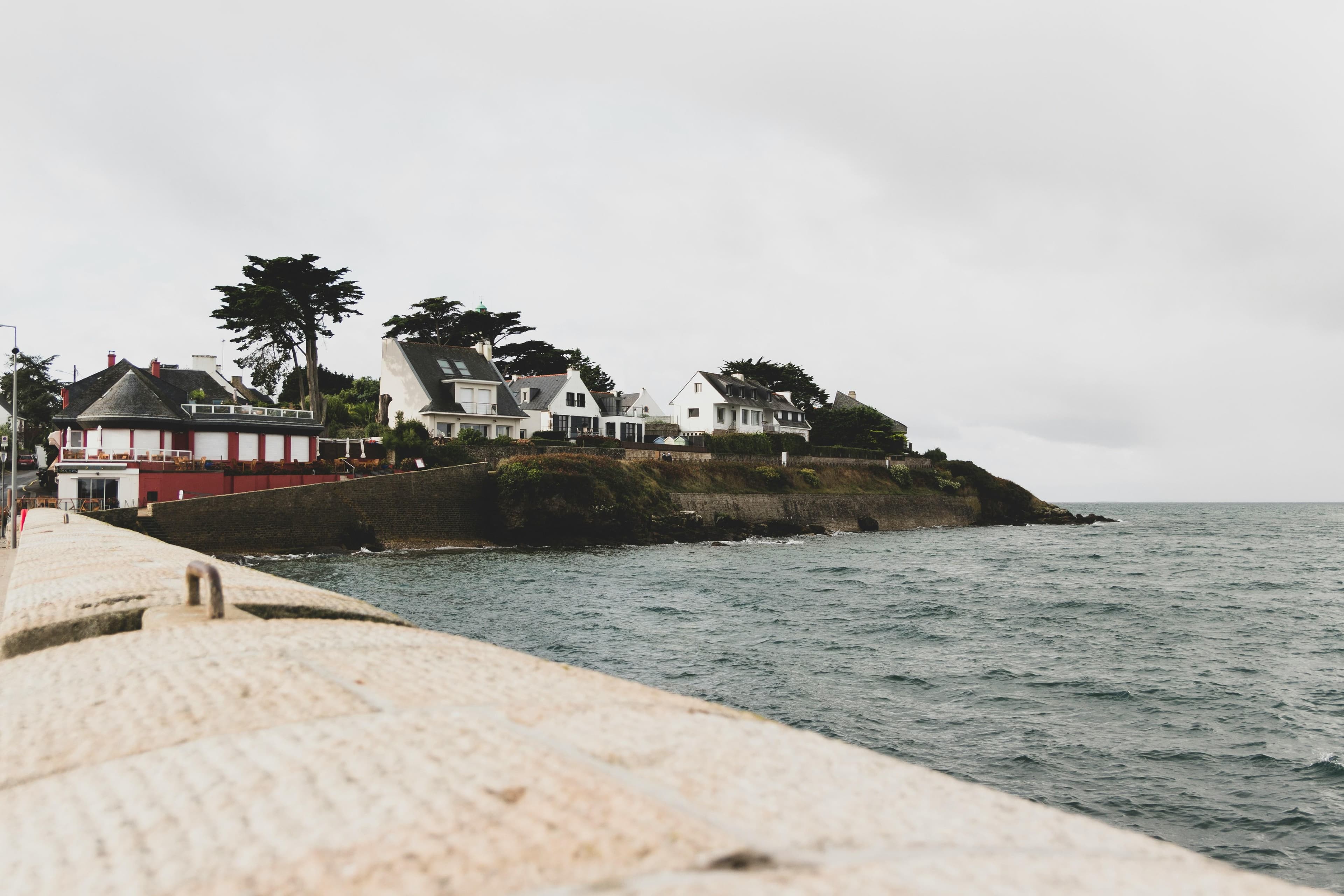 Between sky and sea: the elegance of Breton seaside homes. © Kevin and Laurianne Langlais