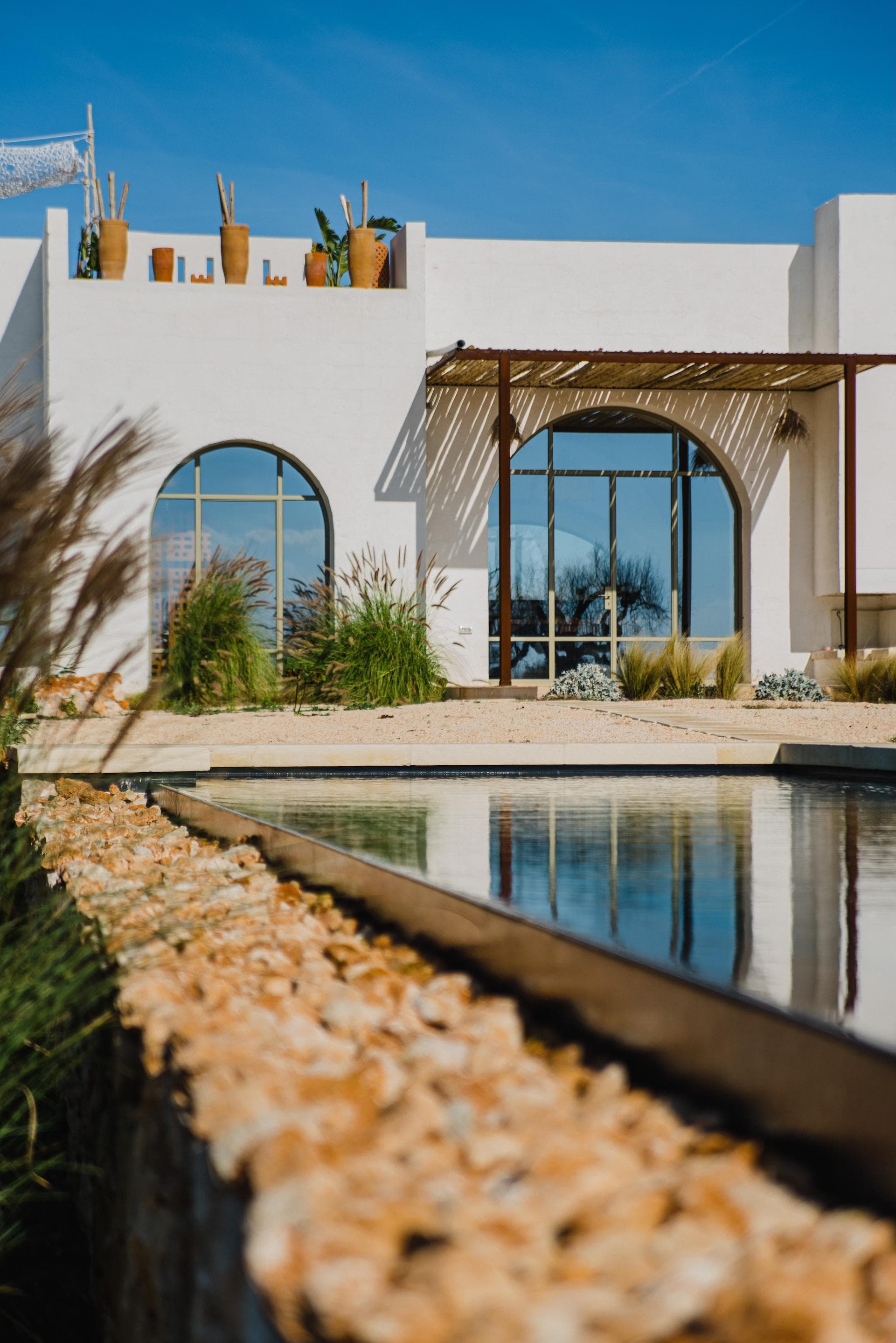 Amid the olive trees, Villa Perla del Sud comes into view. © Clara Zanoni