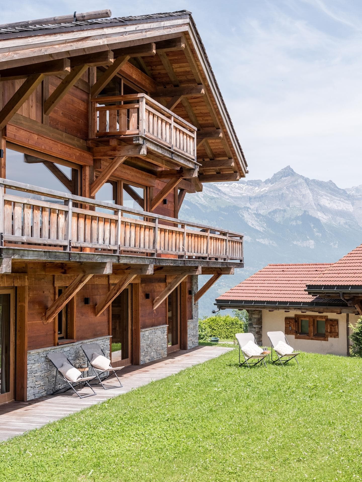 Depuis le jardin, on admire les sommets.