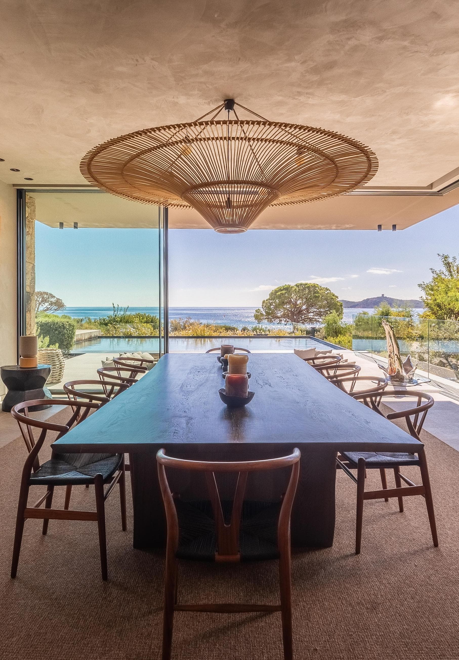 Depuis la salle à manger, on admire le paysage.