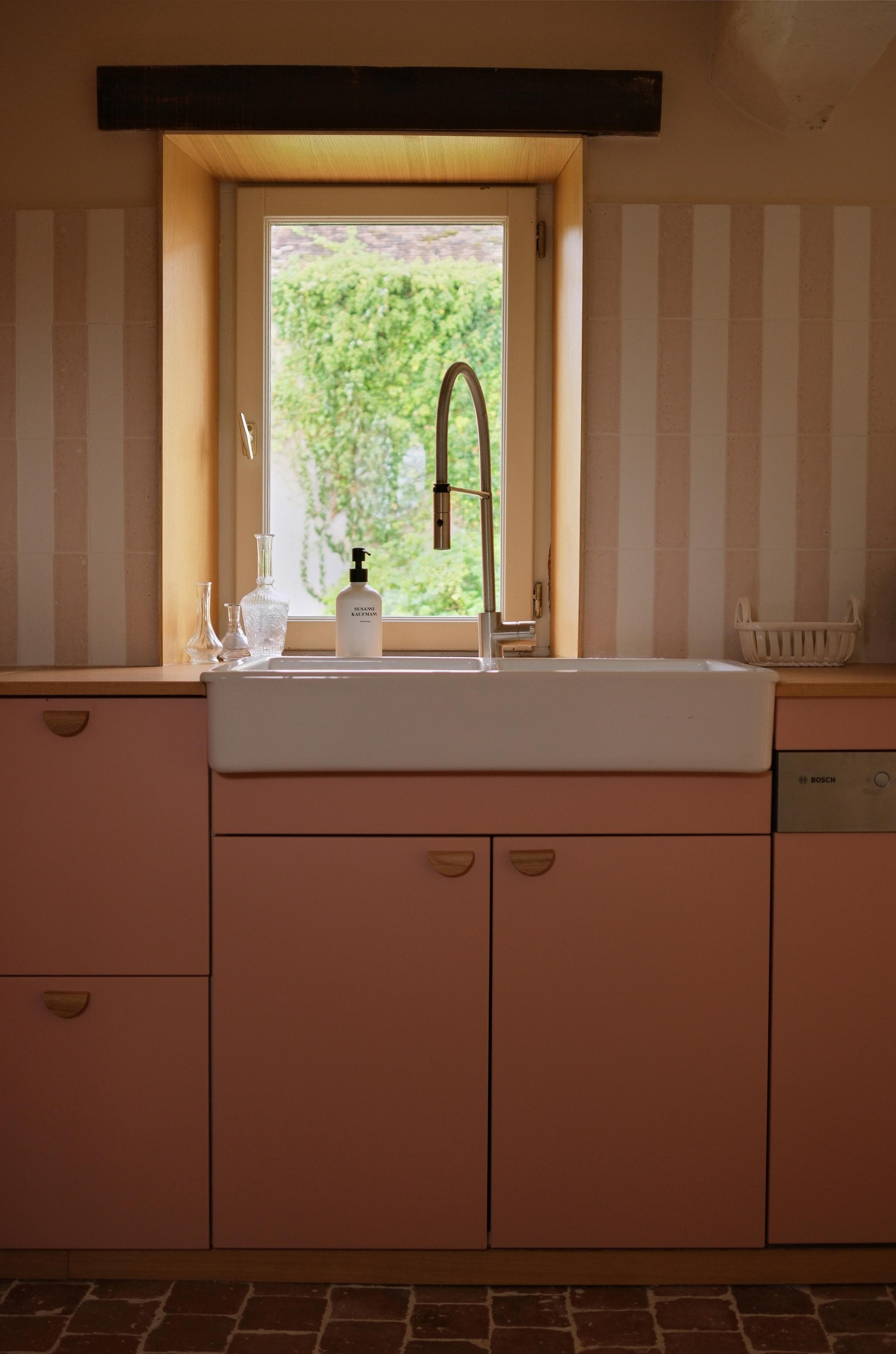 La cuisine rose presque bonbon.