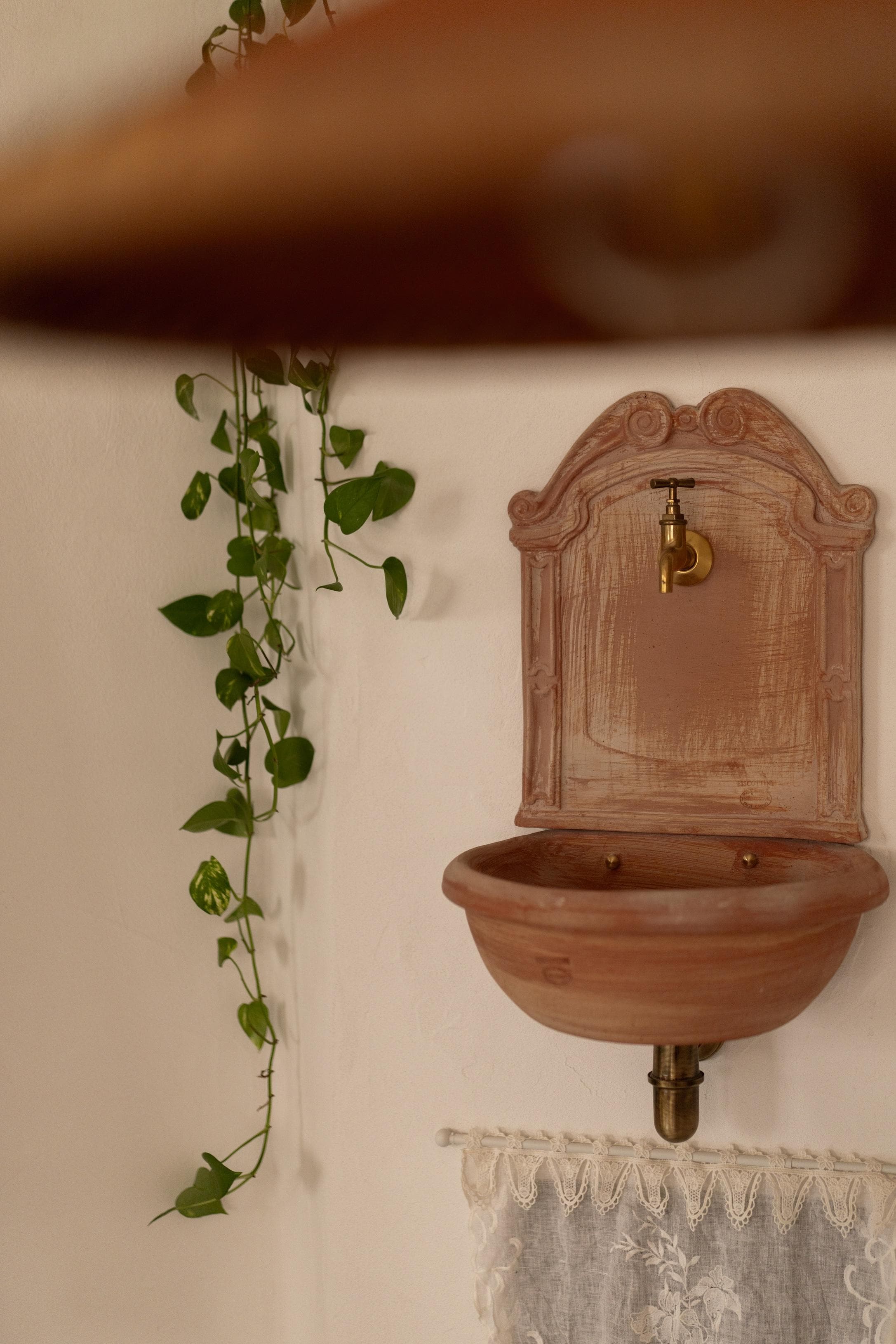 À l'intérieur, des matériaux bruts et naturels. © Vé Studio